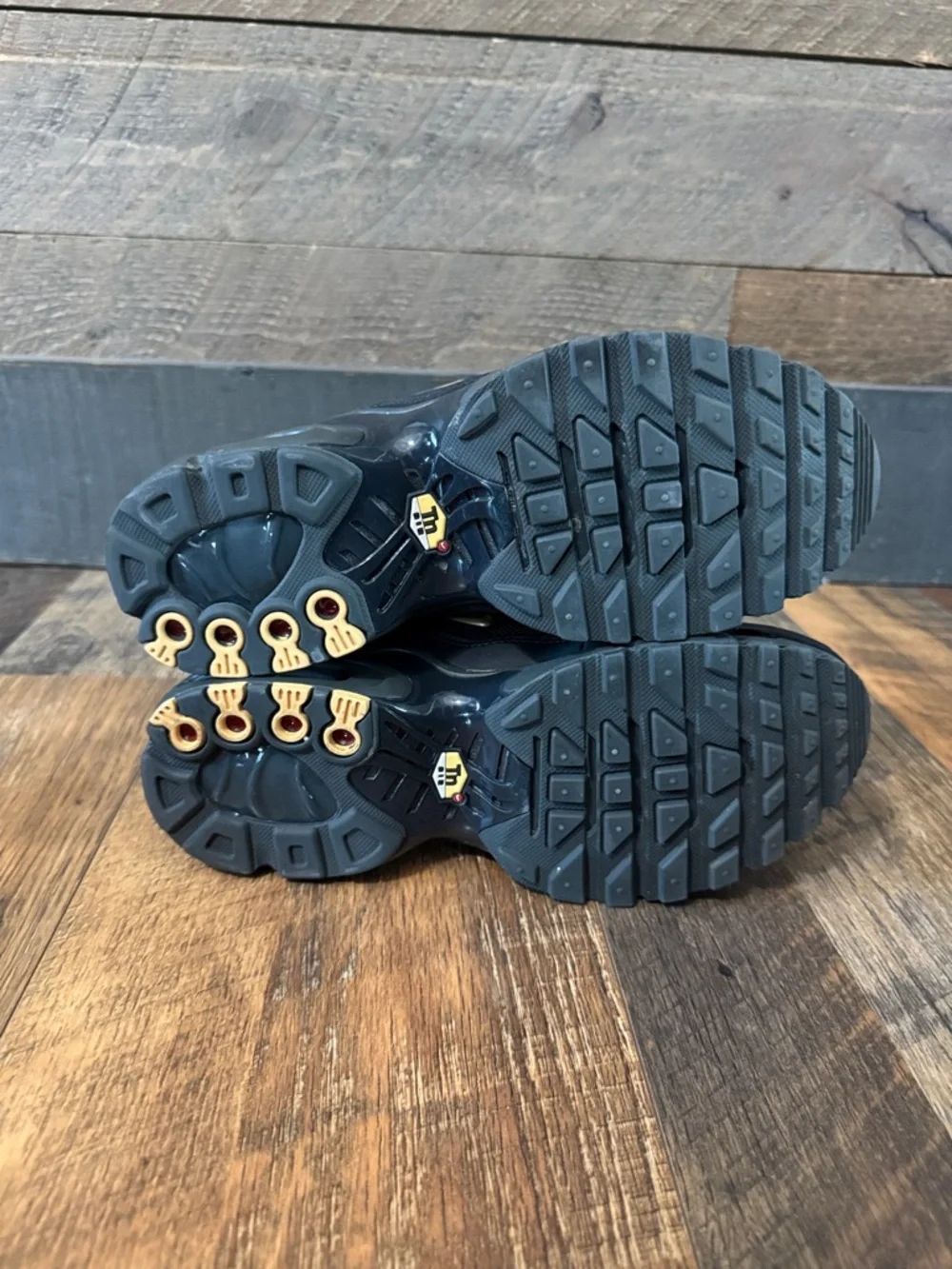 Nike Air Max Plus TN SE Black Metallic Gold (GS) Size 6.5Y Good Condition